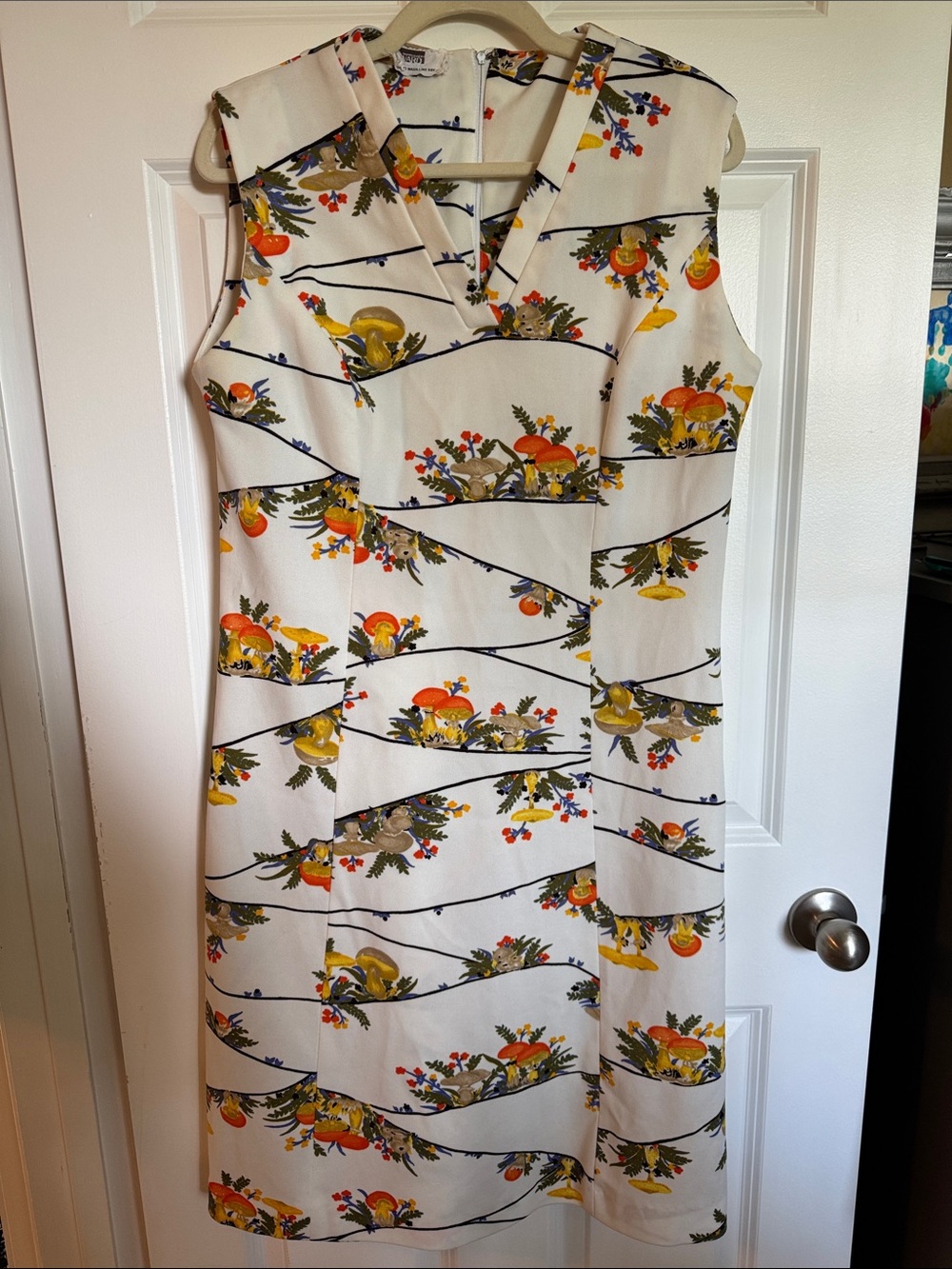 Vintage Sleeveless White Mushroom 🍄‍🟫 Print V-Neck Dress